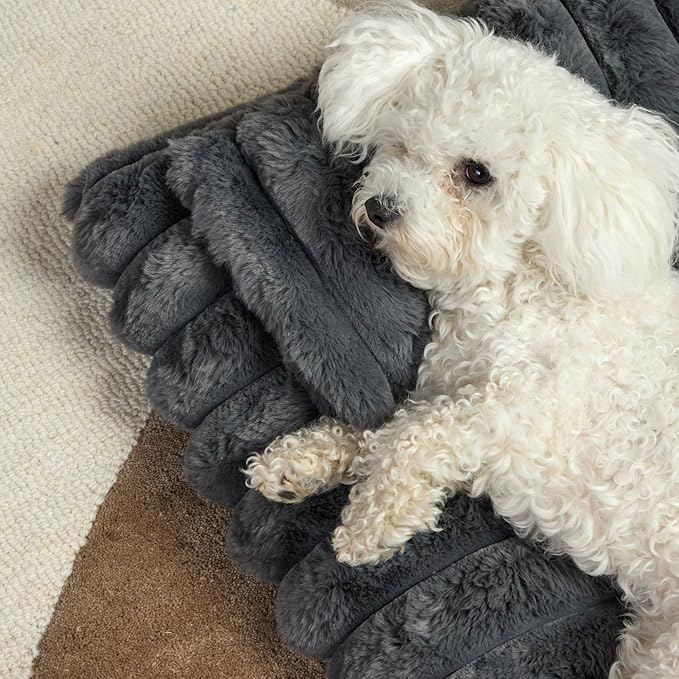 TOWN & COUNTRY LUXE CuddleTown Ribbed Bubble Stripe Pillow Crate Mat Pet Bed, Machine Washable Cover, Soft & Calming, Non-Slip Bottom, Dark Grey, Medium 35"x24"x3"
